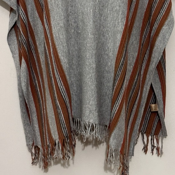 Mystree Womens Poncho Sweater OS Gray Cashmere Blend‎ Fringe Boho Hippie Western - Picture 3 of 13